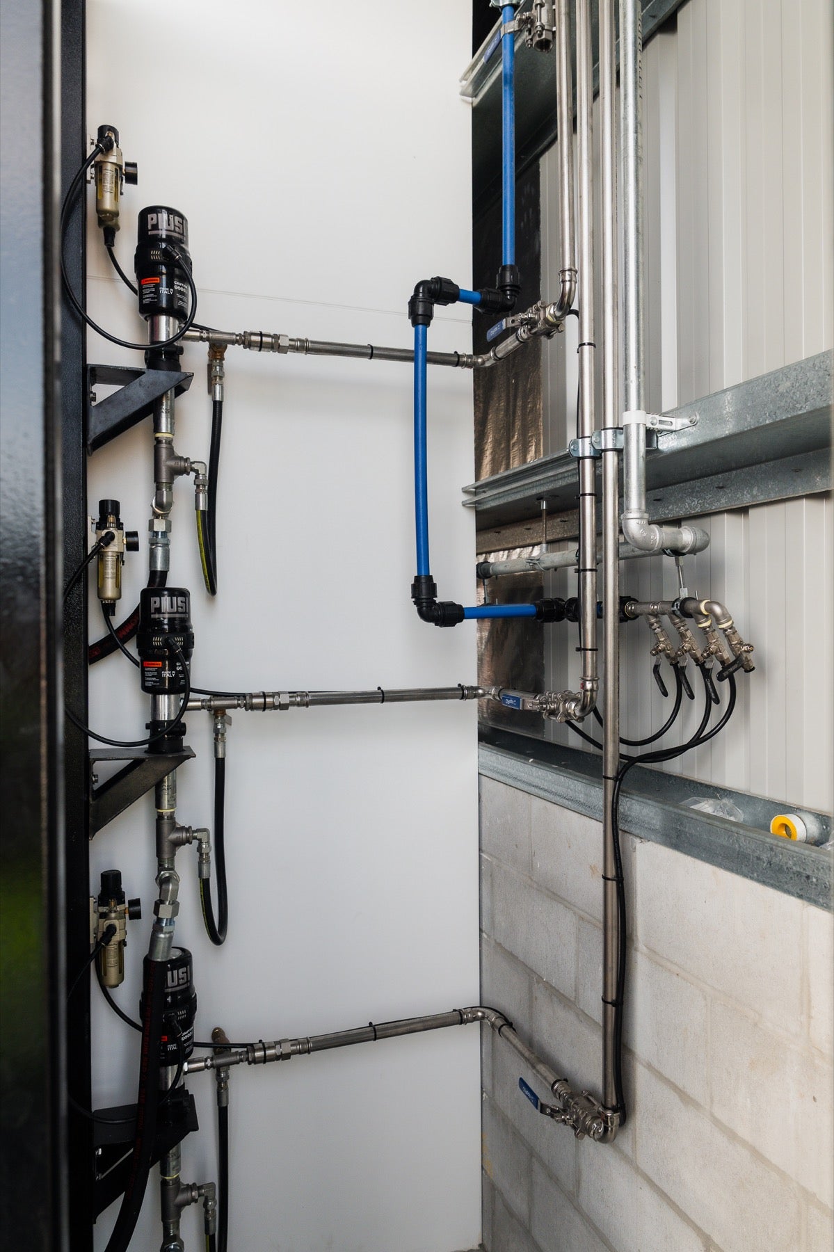 Wall-mounted pump station